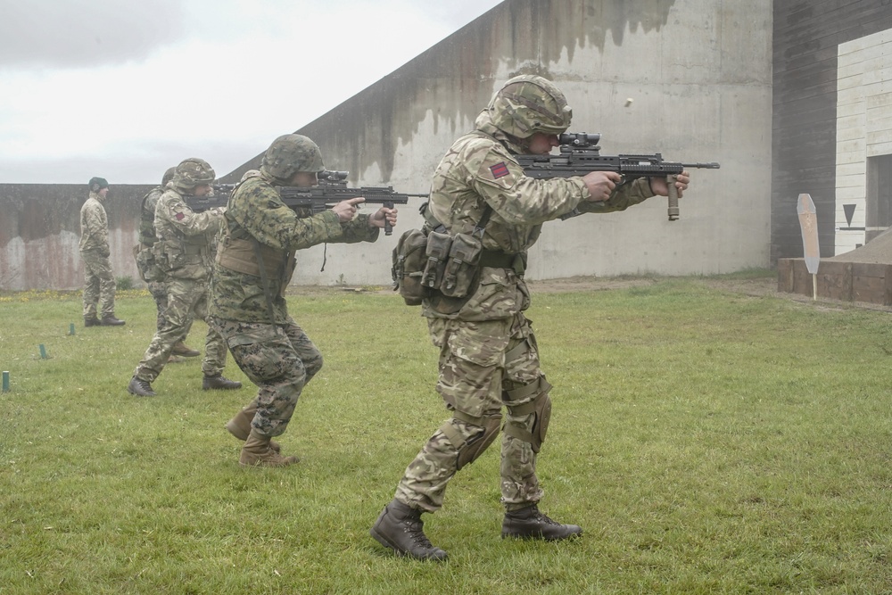 U.S. Marines, British Army Commandos practice close-quarters marksmanship during Red Dagger