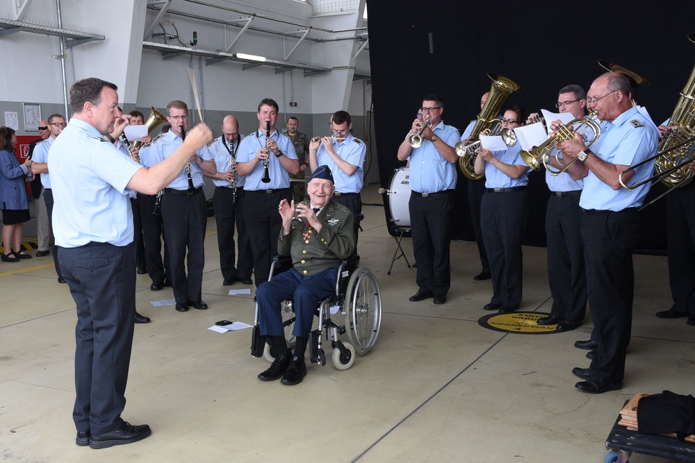 Americans, Germans memorialize airlift personnel 70 years later