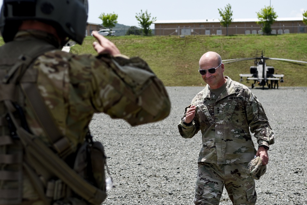 Lt. Gen. Cavoli greets U.S. Army Soldier