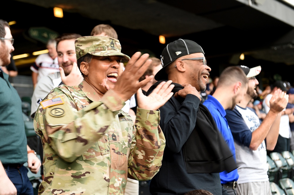 Army Reserve Soldier receives honor as Chicago White Sox ’Hero of the Game’