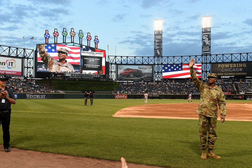 Chicago MLB teams honor service members during July 4 home games, Article