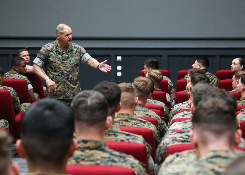 Commandant Visits EUCOM