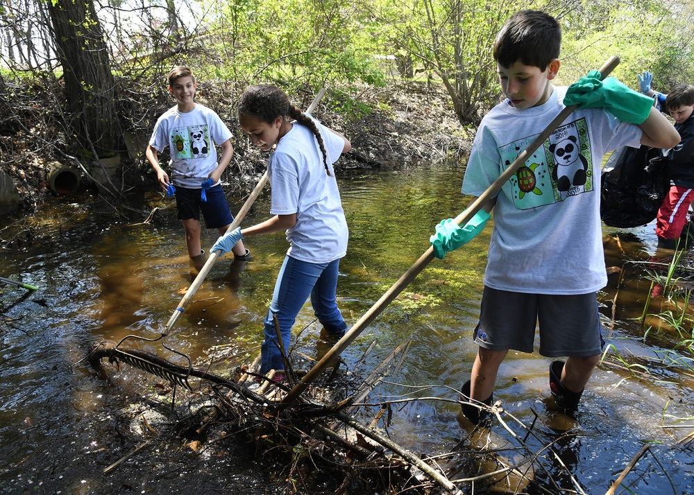 HMS students clean Shawsheen River