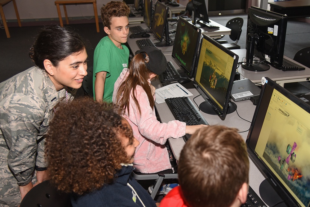 C3I&amp;N engineer talks with STARBASE students