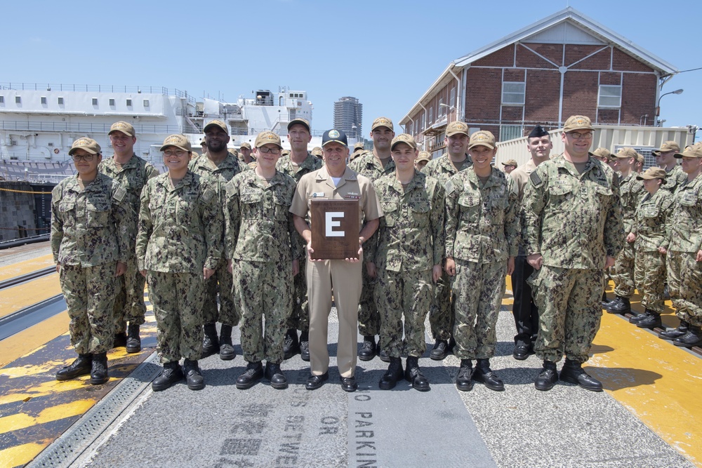 Vice Adm. Richard Brown presents the Battle &quot;E&quot; to USS Benfold (DDG 65)