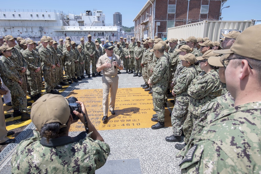 Vice Admiral Richard Brown visits USS Benfold (DDG 65)