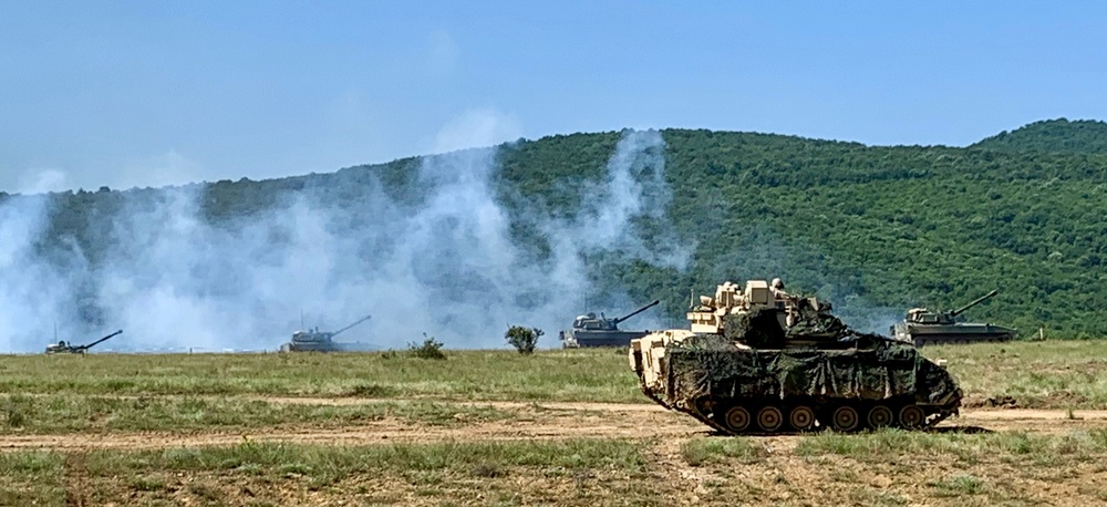 Bradley and Bulgarian Howitzers