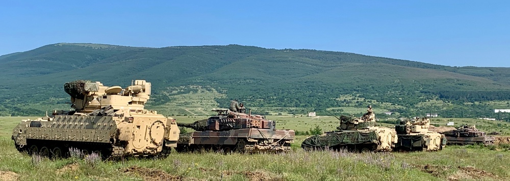 LEO2HEL Tanks and Bradleys participate in live fire exercise