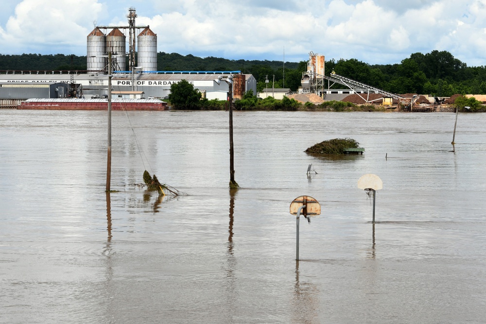 Arkansas River Floods River Banks in Dardanelle