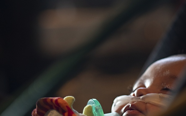 Mother, baby flown safely home after 7 months in ICU