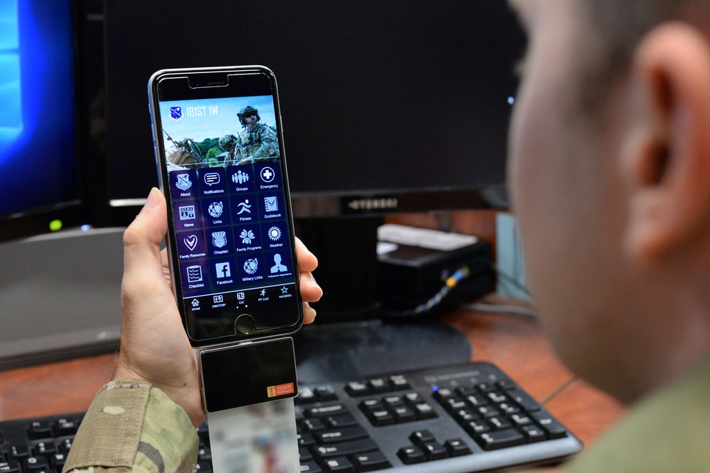 Airman tests 181IW page on USAF Connect App