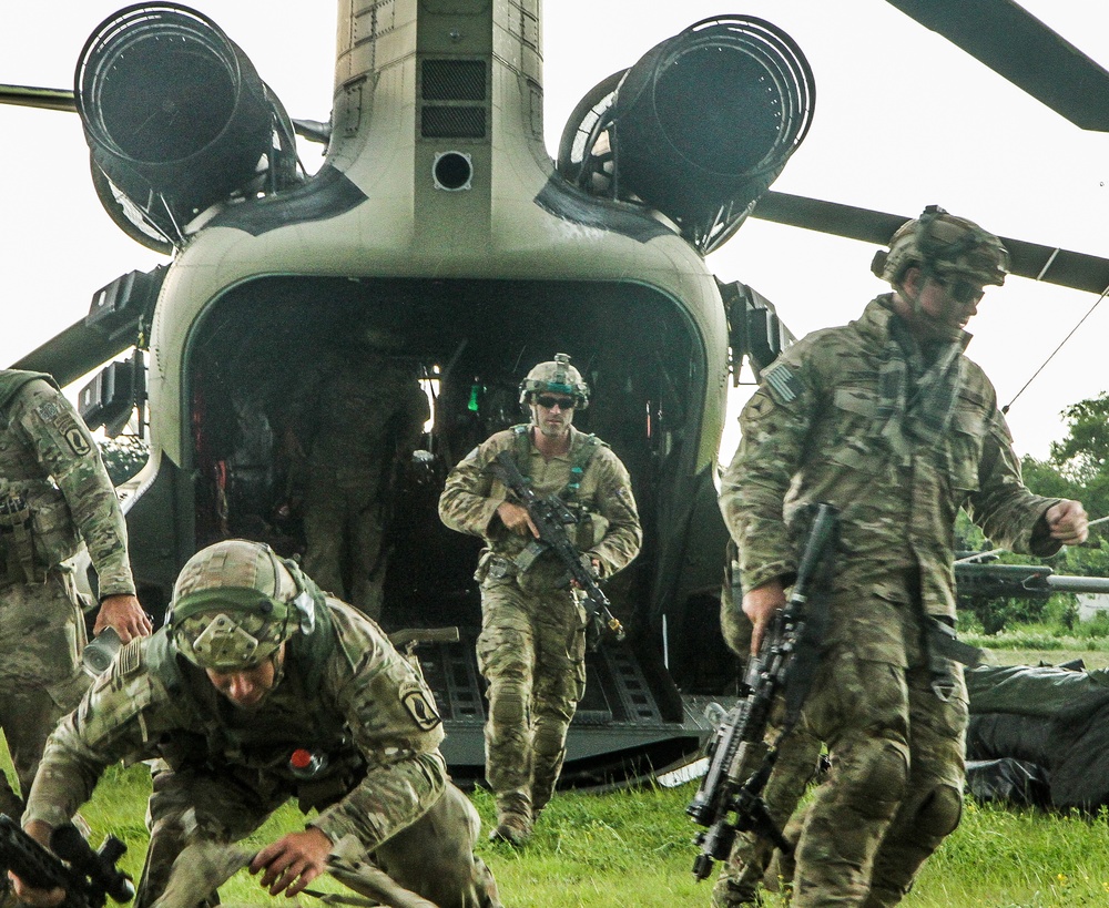 Soldiers exit a Chinook helicopter