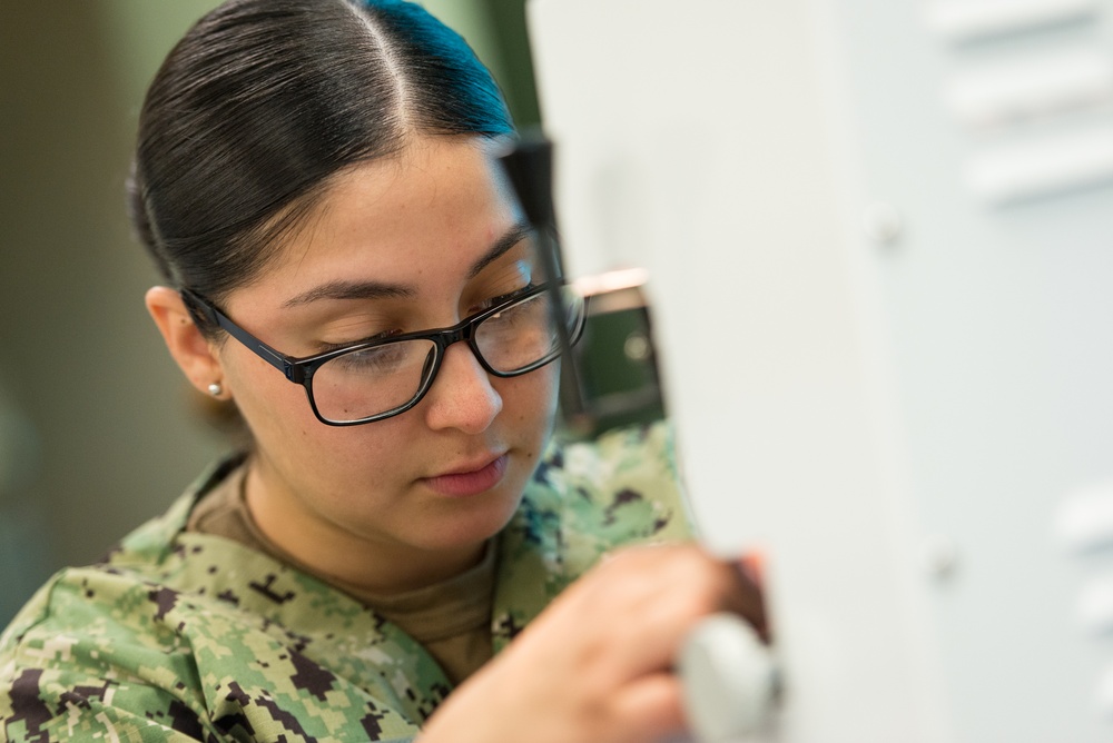 Sailors make no-cost eyeglasses for community during IRT mission