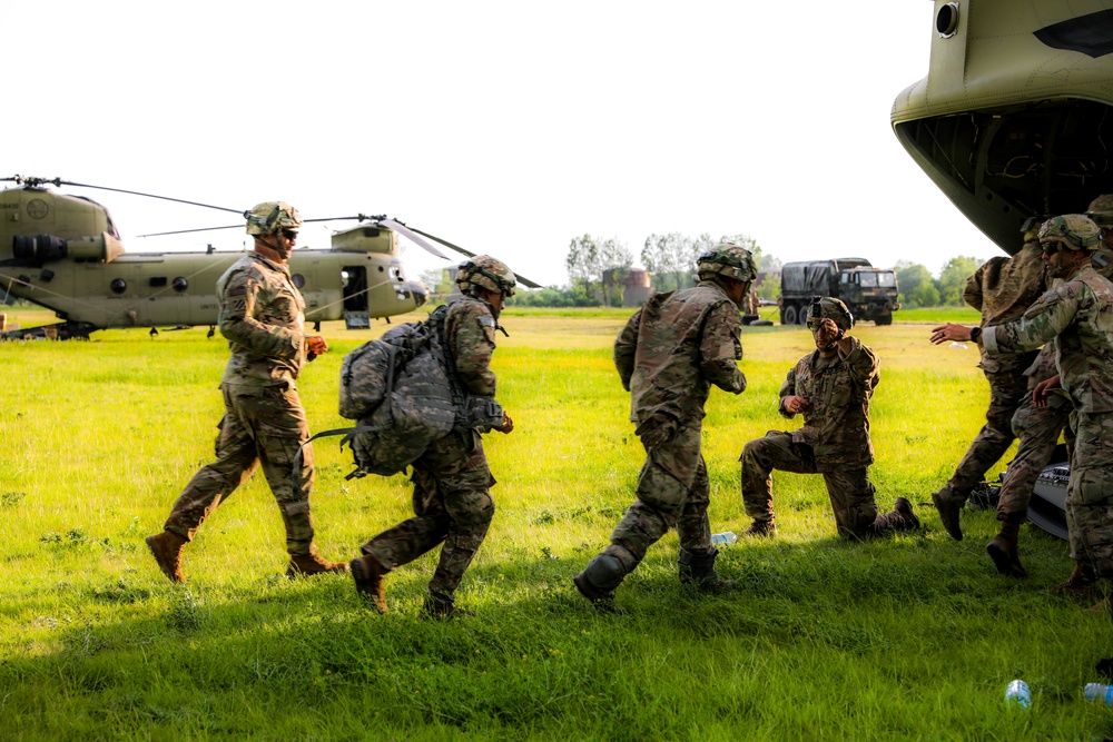 4-319 AFAR and 143rd Sky Soldiers conduct cold load trainng in Romania for Swift Response