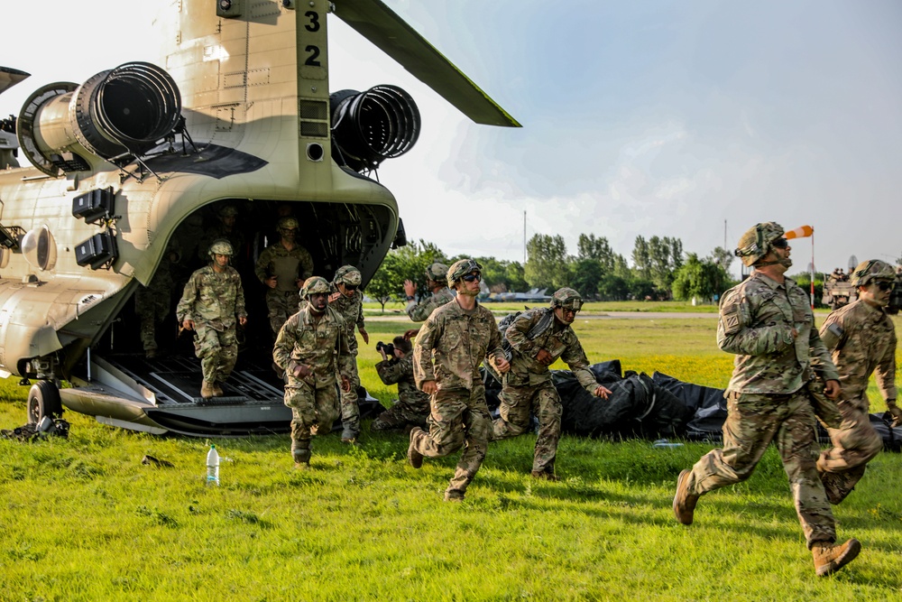 4-319 AFAR and 143rd IN Sky Soldiers conduct cold load training in Romania for Swift Response