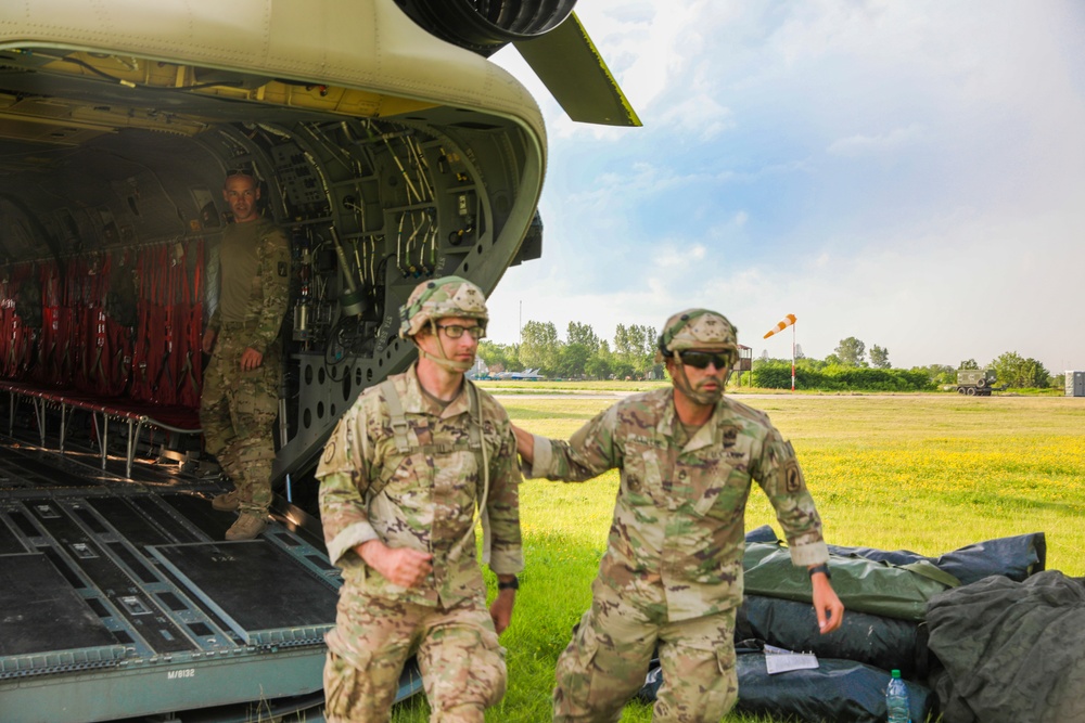 4-319 AFAR and 143rd IN Sky Soldiers conduct cold load training in Romania for Swift Response