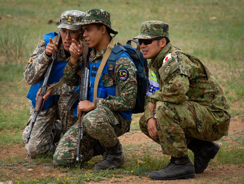 Mongolian and Malaysian soldiers conduct IED training