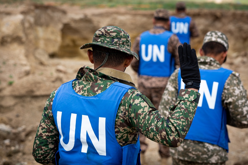 Mongolian and Malaysian soldiers conduct IED training