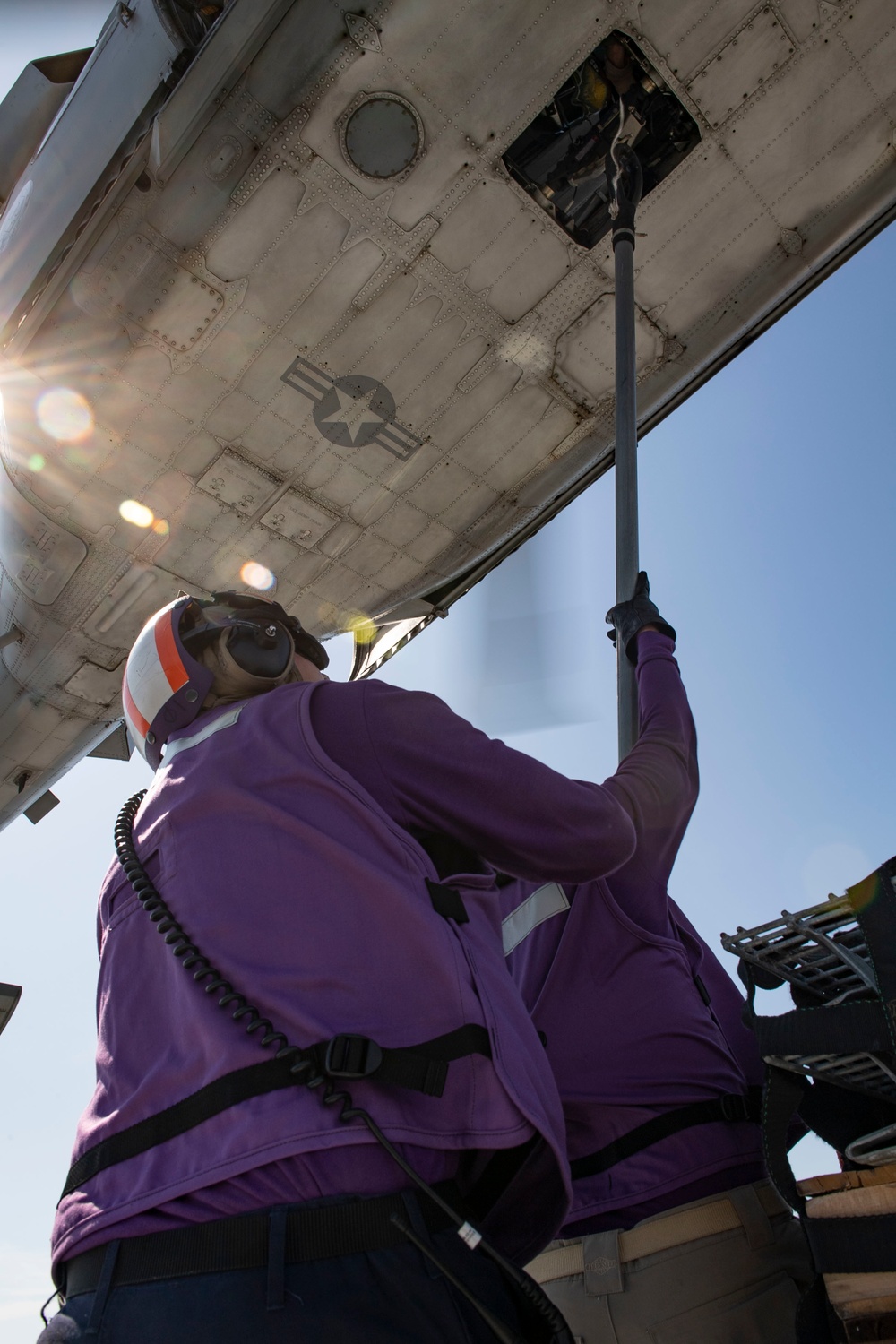 USNS Comfort Conducts Vertical Replenishment