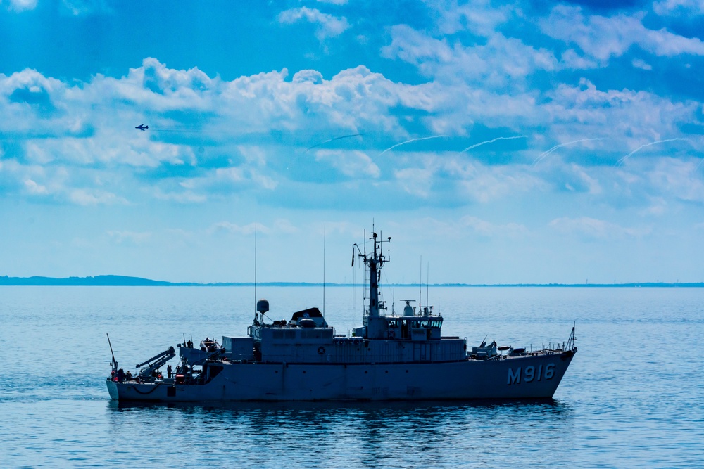 A B-52 Stratofortress flies over French Tripartite-class mine warfare ship FS Pegase (M644), left, and Norwegian Oskoy-class mine hunter HNoMS Hinnoy after dropping inert training mines during exercise Baltic Operations (BALTOPS) 2019