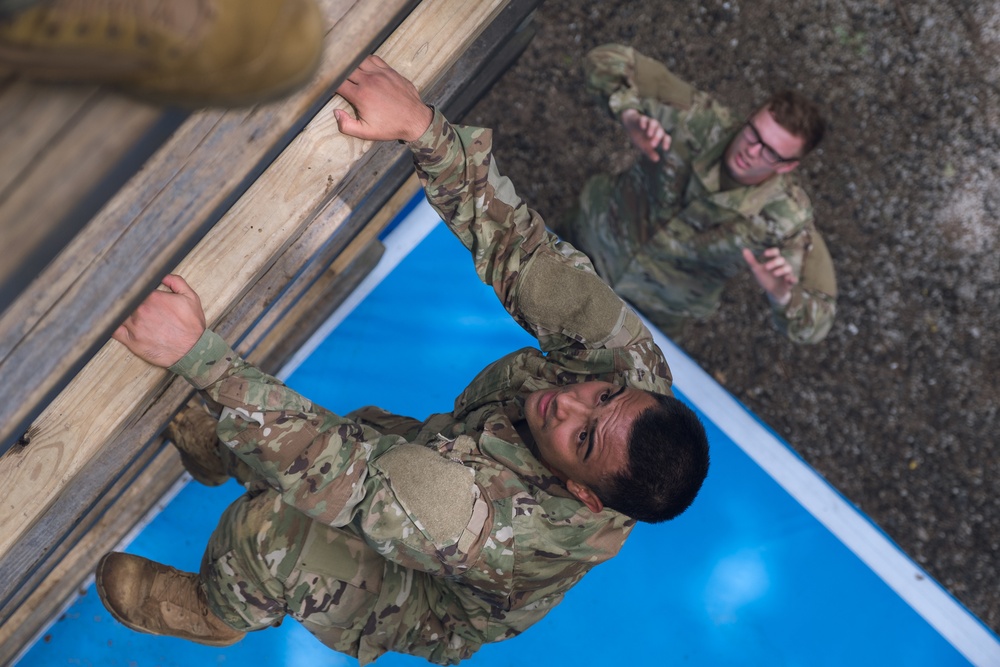 The Motivation of a Squad - 3rd Regiment of Advanced Camp completes the Obstacle Course