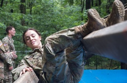 The Motivation of a Squad - 3rd Regiment of Advanced Camp completes the Obstacle Course