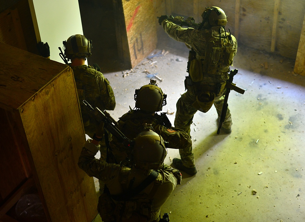 DVIDS - Images - 10th Special Forces Group conduct CQB training [Image ...