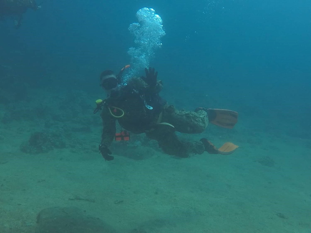 NMCB-133 Sailors Reenlist Underwater