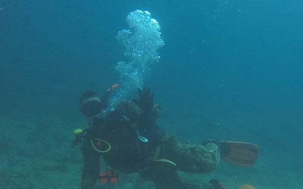 NMCB-133 Sailors Reenlist Underwater