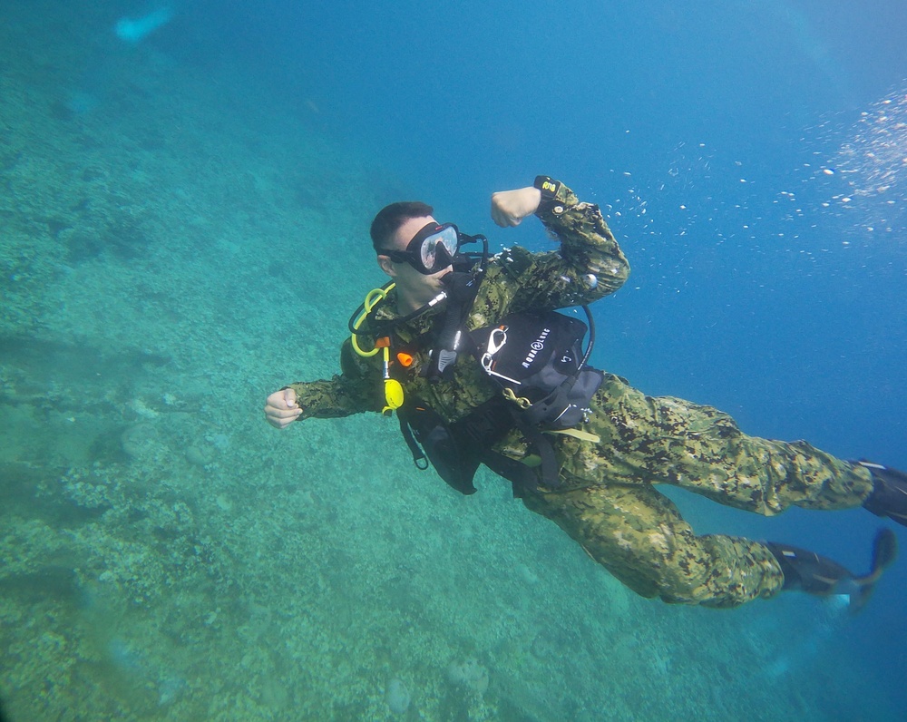 NMCB-133 Sailors Reenlist Underwater