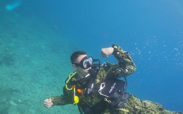 NMCB-133 Sailors Reenlist Underwater