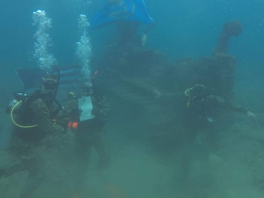 NMCB-133 Sailors Reenlist Underwater