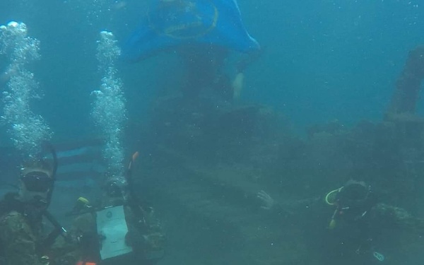 NMCB-133 Sailors Reenlist Underwater