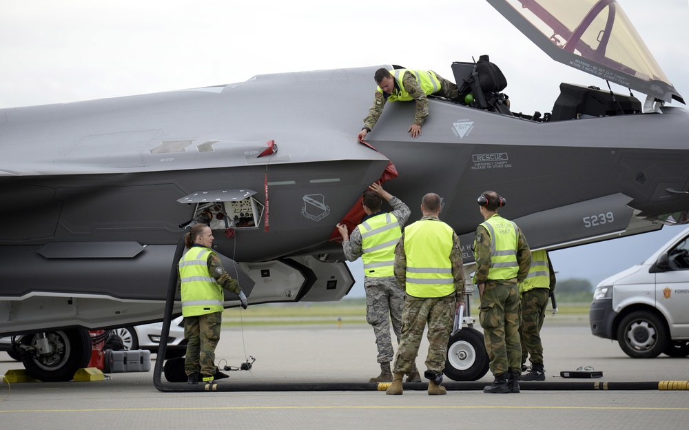 Norwegian F-35 maintainers turn American jets in historic first visit