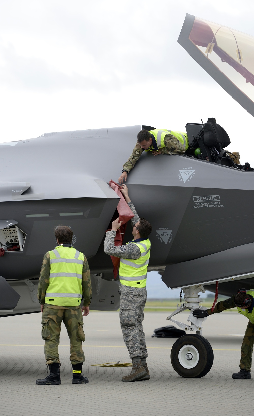 Norwegian F-35 maintainers turn American jets in historic first visit