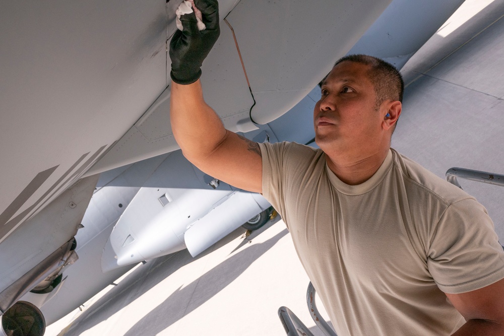 Total force maintainers generate airlift for international exercise