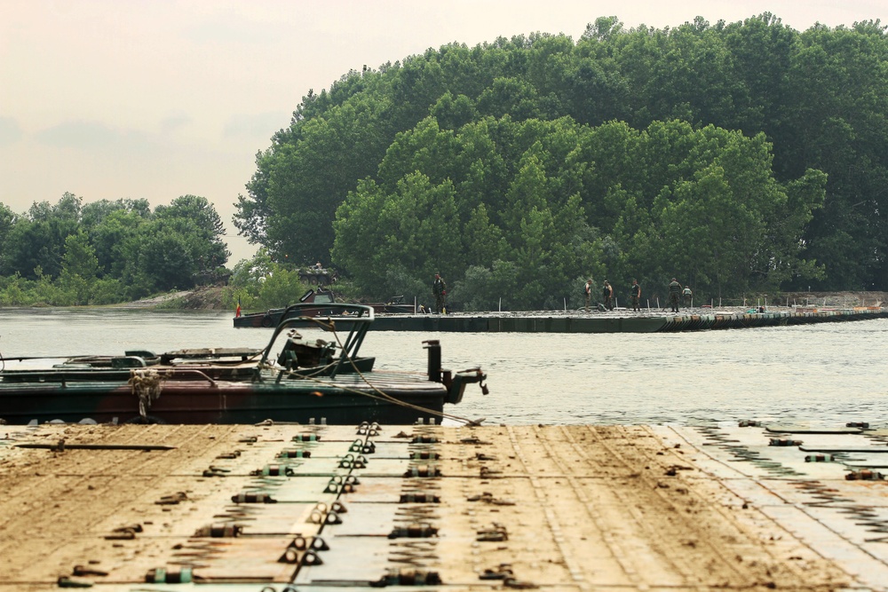 Multinational Brigade builds pontoon bridge during Saber Guardian 19