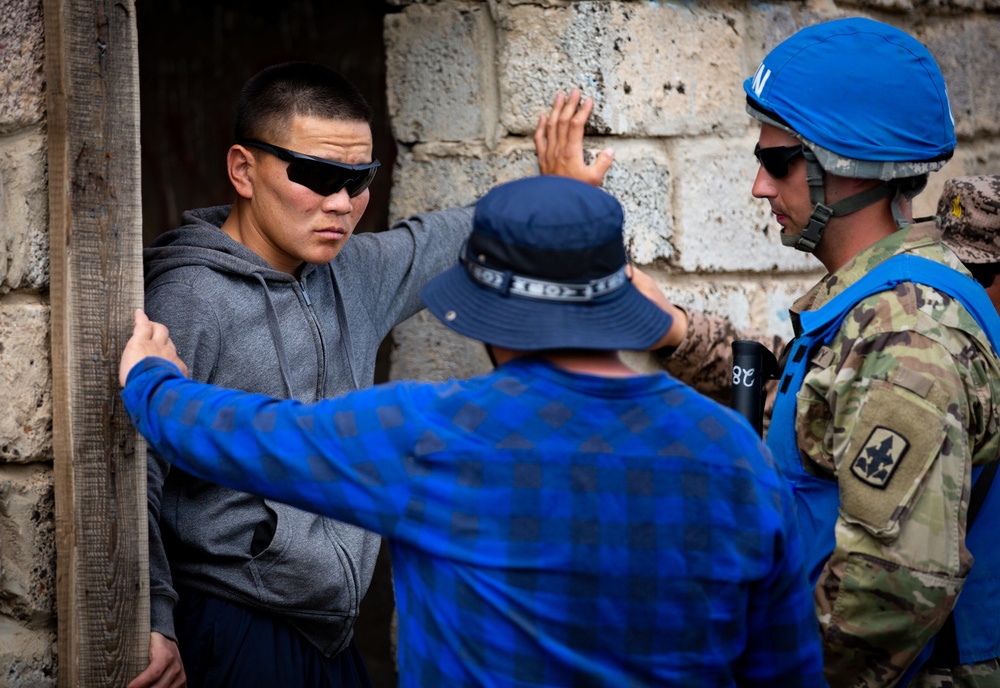 U.S., Fijian soldiers participate in cordon, search training