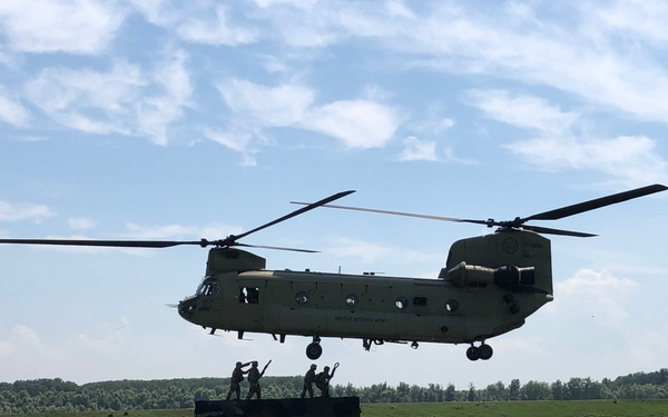 Soldiers prepare sling load