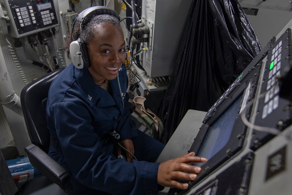 USS Momsen Conducts Weapons Maintenance