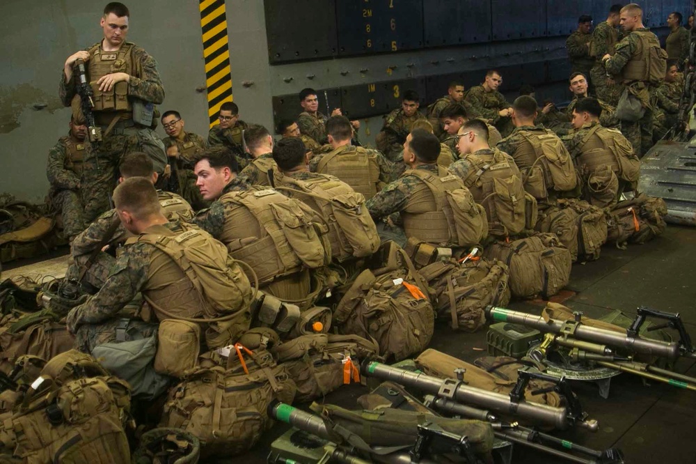 31st MEU BLT Marines rehearse for amphibious raids aboard USS Green Bay