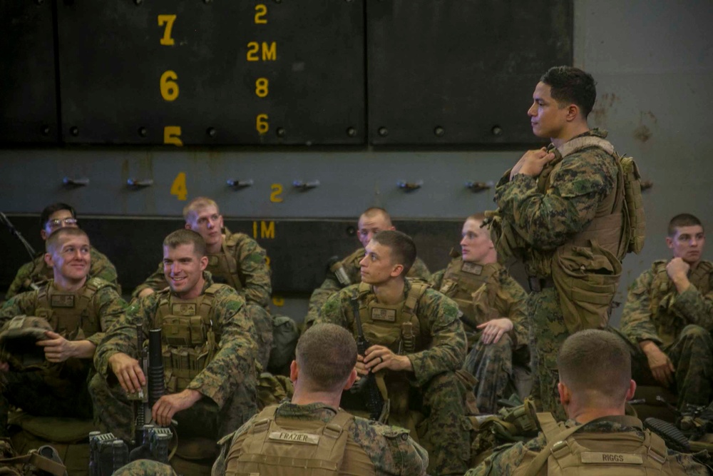 31st MEU BLT Marines rehearse for amphibious raids aboard USS Green Bay