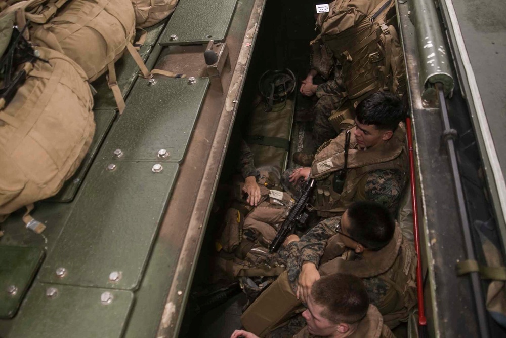 31st MEU BLT Marines rehearse for amphibious raids aboard USS Green Bay