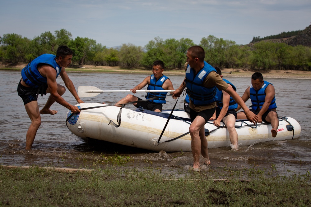 Mongolian Army soldiers conduct riverine training