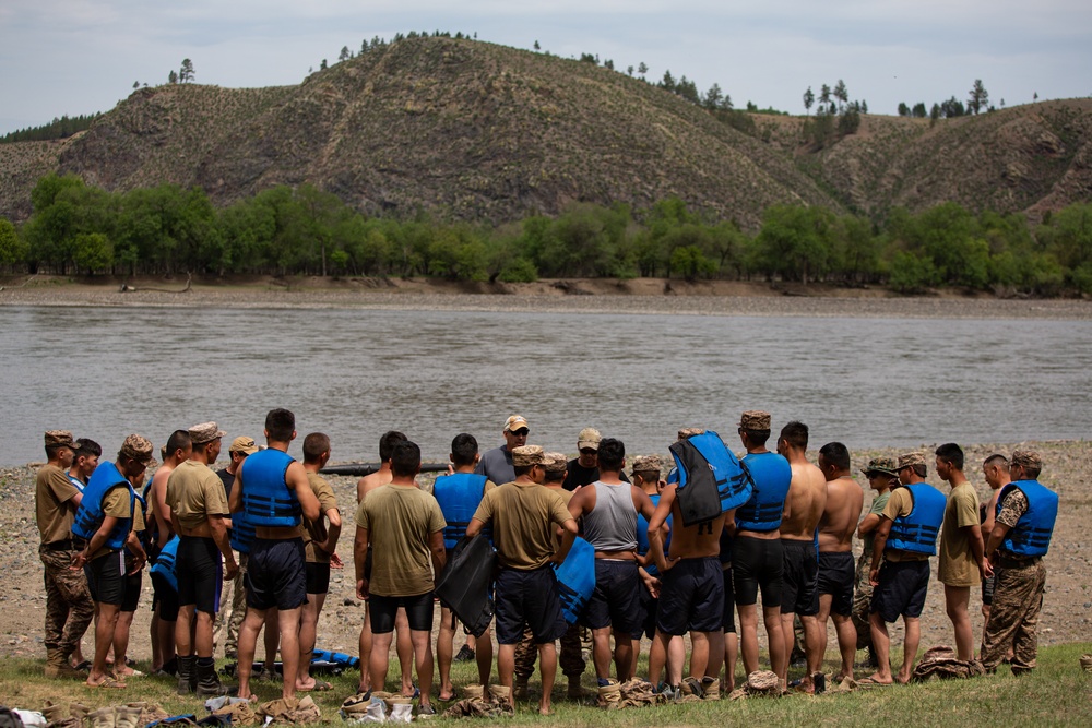 Mongolian Army soldiers conduct riverine training