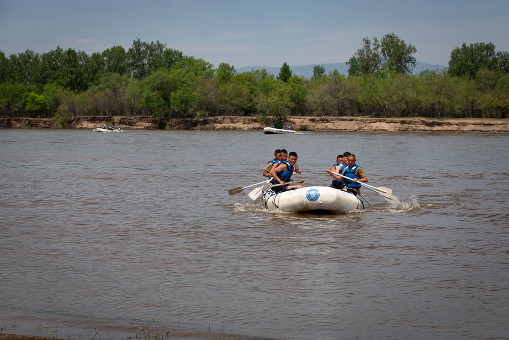 Mongolian Army soldiers conduct riverine training