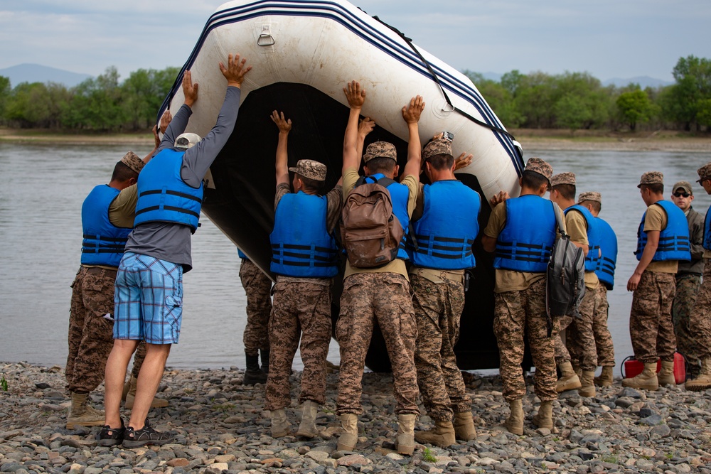 Mongolian Army soldiers conduct riverine training