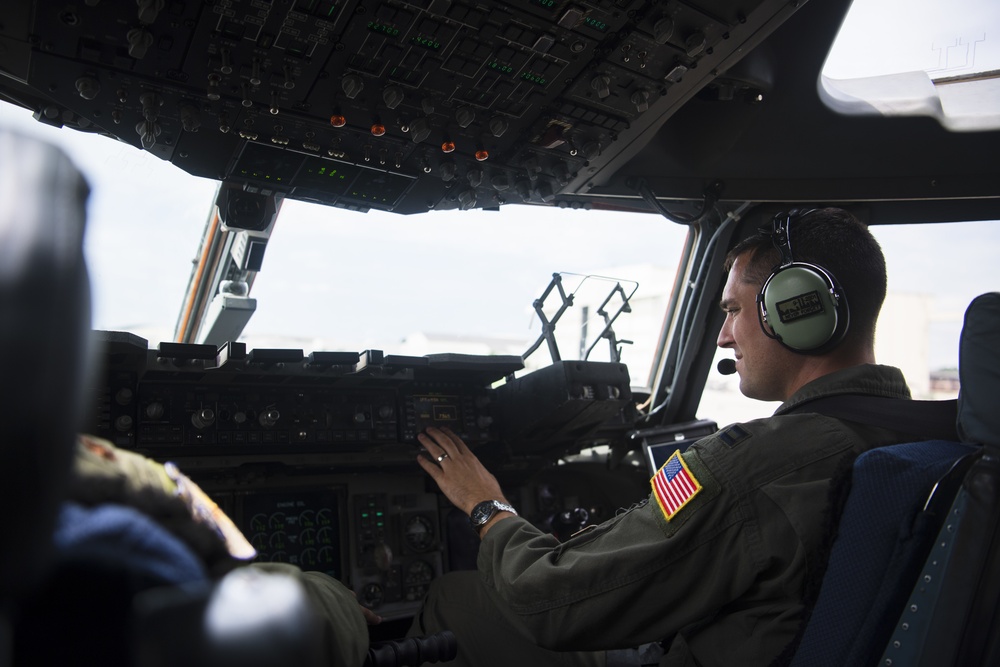 DVIDS - Images - C-17 Training Flight [Image 14 of 16]