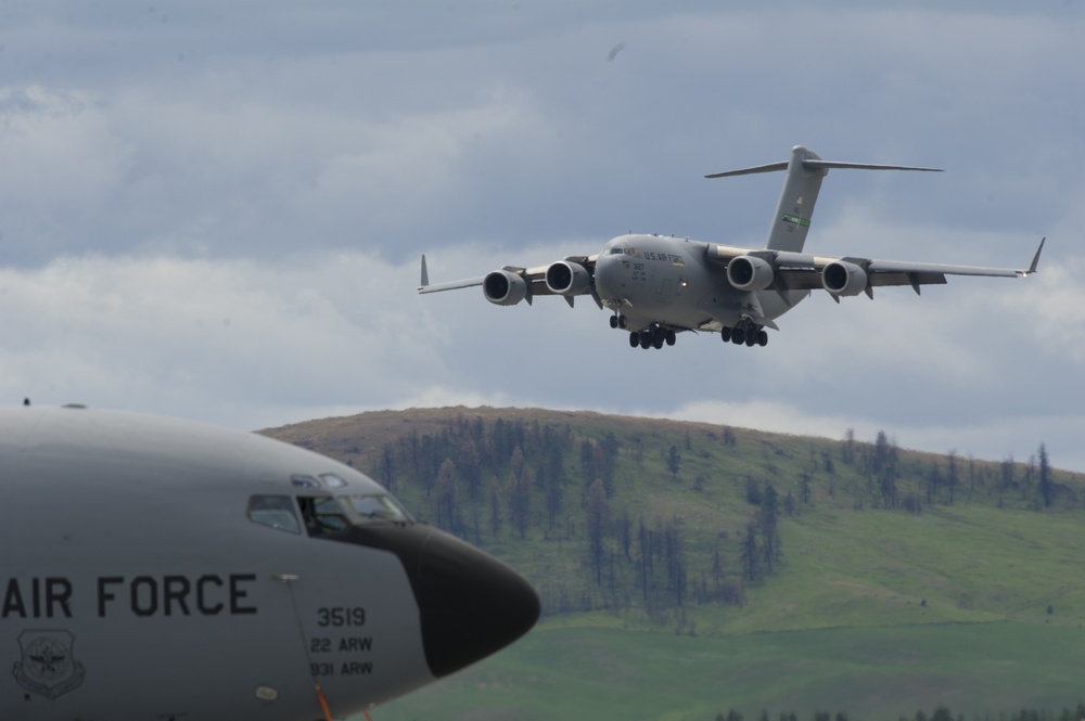 Incoming C-17