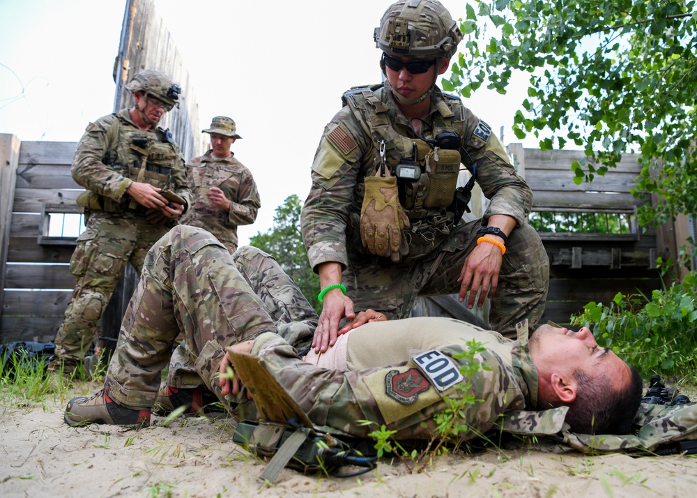 DVIDS - Images - Airmen, Soldiers perform medevac training during ...